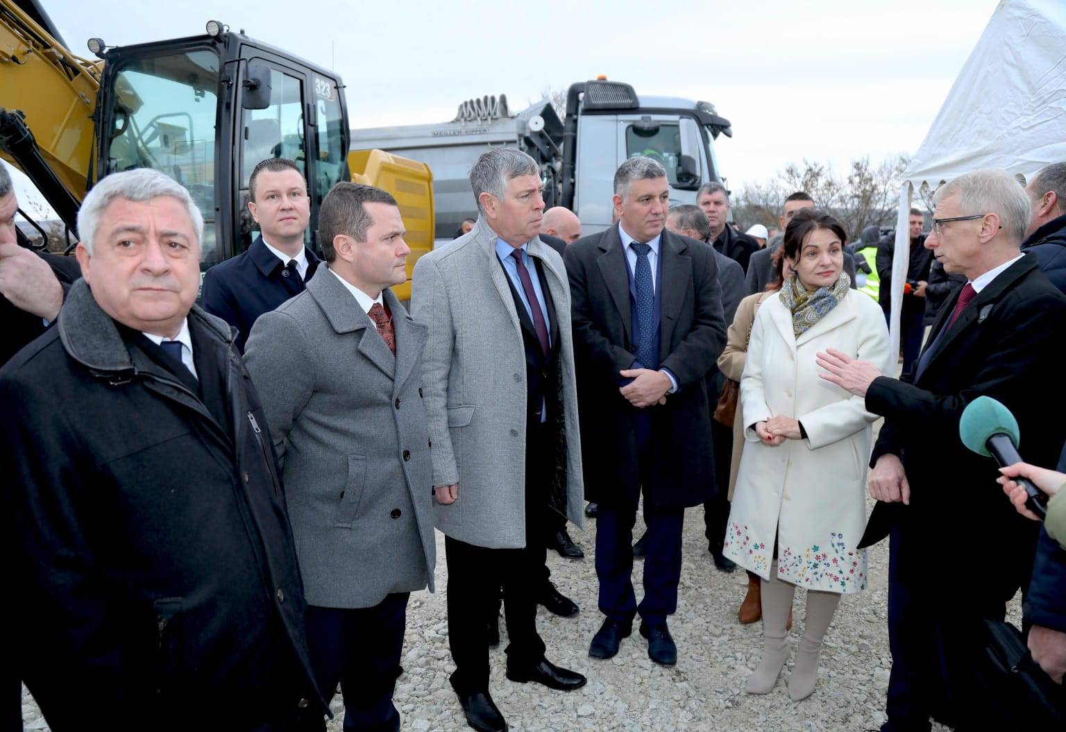 Премиерът акад. Денков участва в първата копка на Лот 2 на автомагистрала 